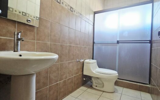 ¡OPORTUNIDAD! Casa En Venta de 3 Habitaciones En Condominio En Alajuela Centro en Primera Planta. COD. 146814