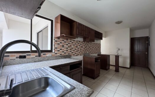 Guayabos de Curridabat: Haga su Oferta! Casa con Extraordinaria Ubicación Frente a Parque con 4 Amplias Habitaciones. #148497