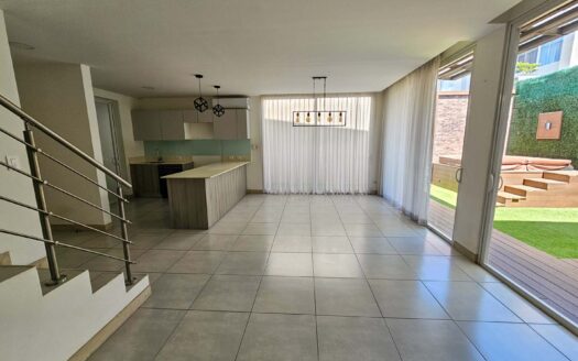 Remate Bancario!!! Casa de 2 niveles. Cond. La Arboleda en Belén Lote: 180 m2 / Const: 194 m2 (3 hab-3 parqueos-2.5 baños) Cod. 147685