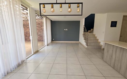 Remate Bancario!!! Casa de 2 niveles. Cond. La Arboleda en Belén Lote: 180 m2 / Const: 194 m2 (3 hab-3 parqueos-2.5 baños) Cod. 147685