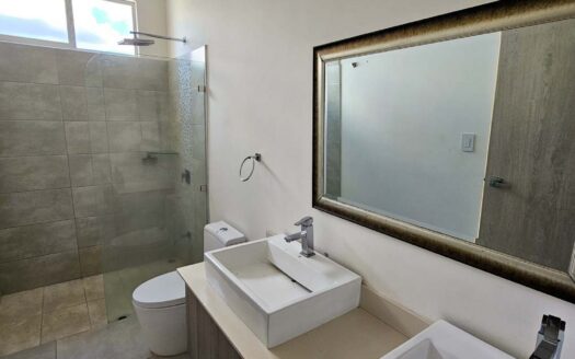 Remate Bancario!!! Casa de 2 niveles. Cond. La Arboleda en Belén Lote: 180 m2 / Const: 194 m2 (3 hab-3 parqueos-2.5 baños) Cod. 147685