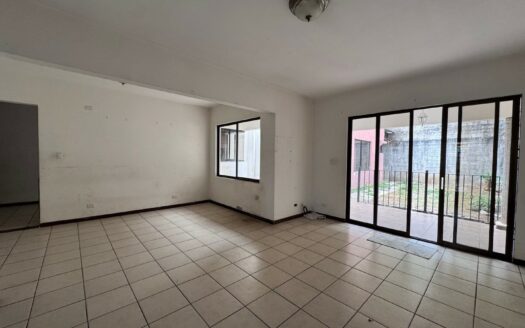 Guayabos de Curridabat: Haga su Oferta! Casa con Extraordinaria Ubicación Frente a Parque con 4 Amplias Habitaciones. #148497