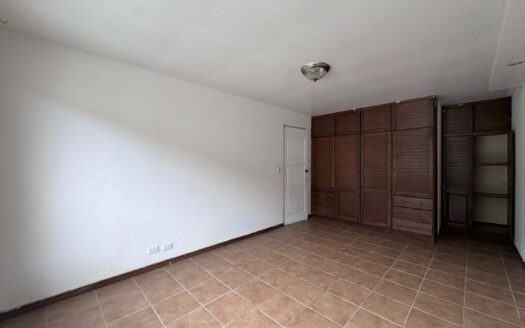 Guayabos de Curridabat: Haga su Oferta! Casa con Extraordinaria Ubicación Frente a Parque con 4 Amplias Habitaciones. #148497