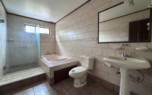 Guayabos de Curridabat: Haga su Oferta! Casa con Extraordinaria Ubicación Frente a Parque con 4 Amplias Habitaciones. #148497