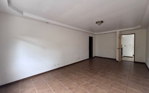 Guayabos de Curridabat: Haga su Oferta! Casa con Extraordinaria Ubicación Frente a Parque con 4 Amplias Habitaciones. #148497