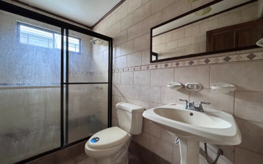 Guayabos de Curridabat: Haga su Oferta! Casa con Extraordinaria Ubicación Frente a Parque con 4 Amplias Habitaciones. #148497