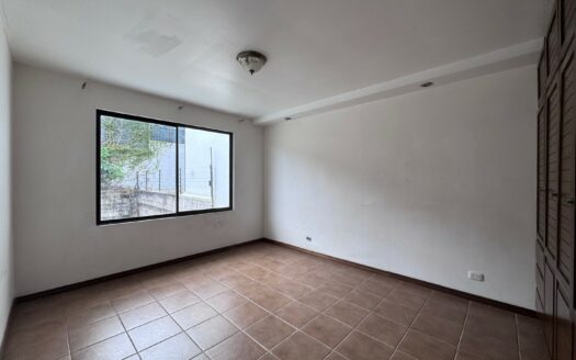 Guayabos de Curridabat: Haga su Oferta! Casa con Extraordinaria Ubicación Frente a Parque con 4 Amplias Habitaciones. #148497