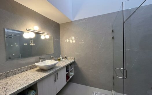 Colinas de Montealegre: Casa en Condominio Roble Sabana de 4 Habitaciones + Oficina con 511 Metros de Lote. #147758