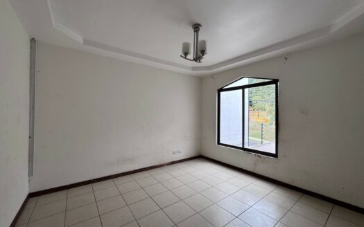 Guayabos de Curridabat: Haga su Oferta! Casa con Extraordinaria Ubicación Frente a Parque con 4 Amplias Habitaciones. #148497