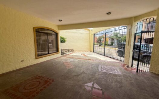 Casa en Venta en San Pablo de Heredia, 265 m2 de Lote en Residencial Cerrado con Amplios Espacios, parqueo para 3 vehículos. Código 148683