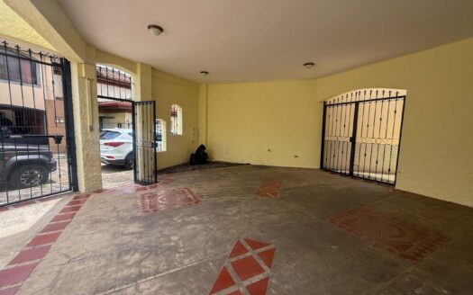 Casa en Venta en San Pablo de Heredia, 265 m2 de Lote en Residencial Cerrado con Amplios Espacios, parqueo para 3 vehículos. Código 148683