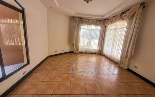 Casa en Venta en San Pablo de Heredia, 265 m2 de Lote en Residencial Cerrado con Amplios Espacios, parqueo para 3 vehículos. Código 148683