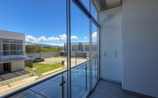 Casa En Alquiler En Condominio de Santo Domingo de Heredia, Para Estrenar y Con Patio. Código 147767