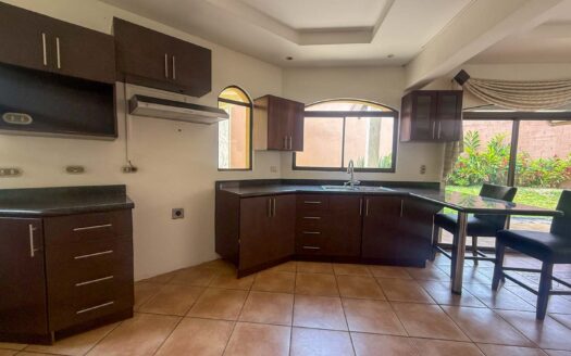 Casa en Venta en San Pablo de Heredia, 265 m2 de Lote en Residencial Cerrado con Amplios Espacios, parqueo para 3 vehículos. Código 148683