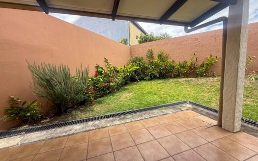 Casa en Venta en San Pablo de Heredia, 265 m2 de Lote en Residencial Cerrado con Amplios Espacios, parqueo para 3 vehículos. Código 148683
