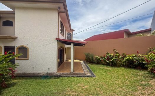 Casa en Venta en San Pablo de Heredia, 265 m2 de Lote en Residencial Cerrado con Amplios Espacios, parqueo para 3 vehículos. Código 148683