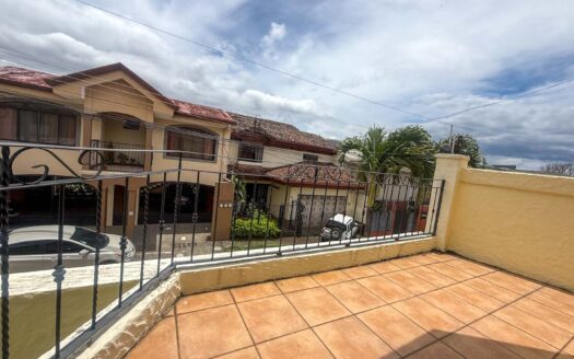 Casa en Venta en San Pablo de Heredia, 265 m2 de Lote en Residencial Cerrado con Amplios Espacios, parqueo para 3 vehículos. Código 148683