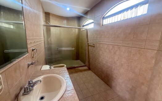 Casa en Venta en San Pablo de Heredia, 265 m2 de Lote en Residencial Cerrado con Amplios Espacios, parqueo para 3 vehículos. Código 148683