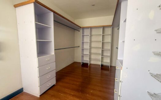 Casa en Venta en San Pablo de Heredia, 265 m2 de Lote en Residencial Cerrado con Amplios Espacios, parqueo para 3 vehículos. Código 148683