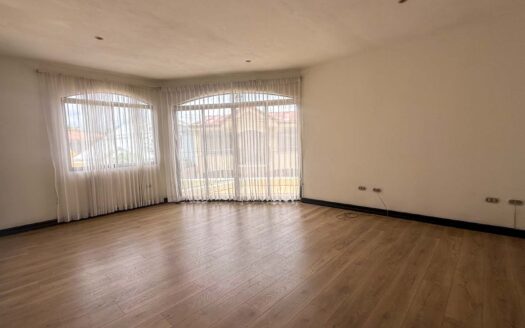 Casa en Venta en San Pablo de Heredia, 265 m2 de Lote en Residencial Cerrado con Amplios Espacios, parqueo para 3 vehículos. Código 148683