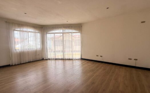 Casa en Venta en San Pablo de Heredia, 265 m2 de Lote en Residencial Cerrado con Amplios Espacios, parqueo para 3 vehículos. Código 148683