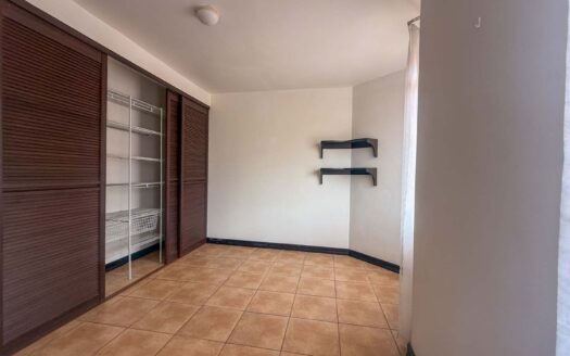 Casa en Venta en San Pablo de Heredia, 265 m2 de Lote en Residencial Cerrado con Amplios Espacios, parqueo para 3 vehículos. Código 148683