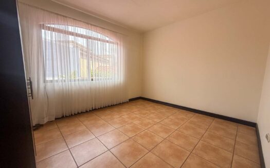 Casa en Venta en San Pablo de Heredia, 265 m2 de Lote en Residencial Cerrado con Amplios Espacios, parqueo para 3 vehículos. Código 148683