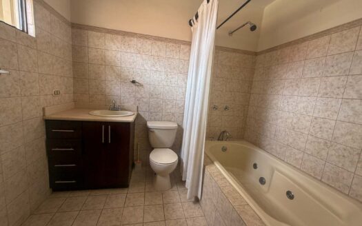 Casa en Venta en San Pablo de Heredia, 265 m2 de Lote en Residencial Cerrado con Amplios Espacios, parqueo para 3 vehículos. Código 148683