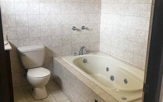 Casa en Venta en San Pablo de Heredia, 265 m2 de Lote en Residencial Cerrado con Amplios Espacios, parqueo para 3 vehículos. Código 148683