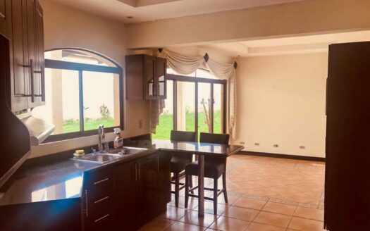 Casa en Venta en San Pablo de Heredia, 265 m2 de Lote en Residencial Cerrado con Amplios Espacios, parqueo para 3 vehículos. Código 148683