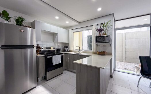 Venta de casa en San Rafael Montes de Oca: 2 habitaciones, 2.5 baños, 2 parqueos cod.147645