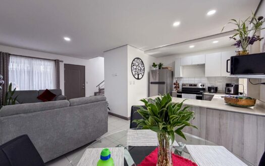 Venta de casa en San Rafael Montes de Oca: 2 habitaciones, 2.5 baños, 2 parqueos cod.147645