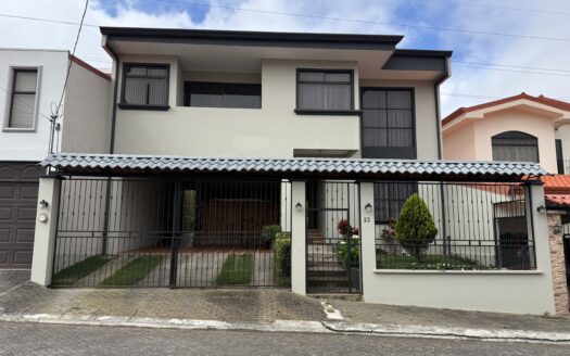 Moderna y Amplia Casa en Exclusivo Condominio en La Trinidad de Moravia COD 148235