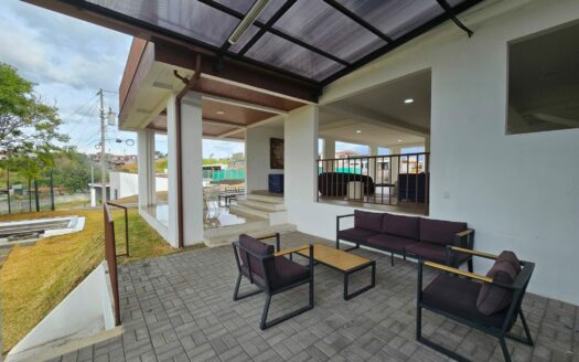¡OPORTUNIDAD! Casa en Venta en Alajuela, Condominio Novazul, con Amplio Patio y Amenidades Premium. COD. 148064