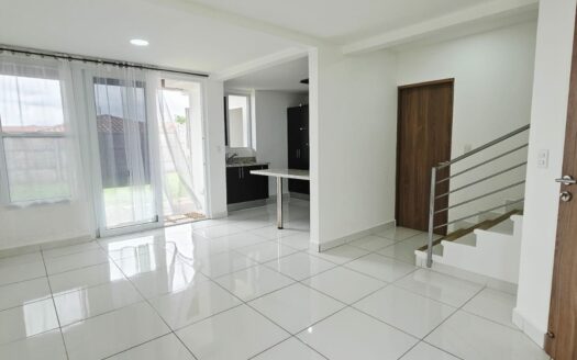 ¡OPORTUNIDAD! Casa en Venta en Alajuela, Condominio Novazul, con Amplio Patio y Amenidades Premium. COD. 148064