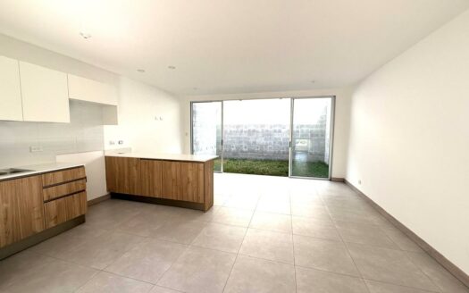 Casa En Alquiler En Condominio de Santo Domingo de Heredia, Para Estrenar y Con Patio. Código 147767