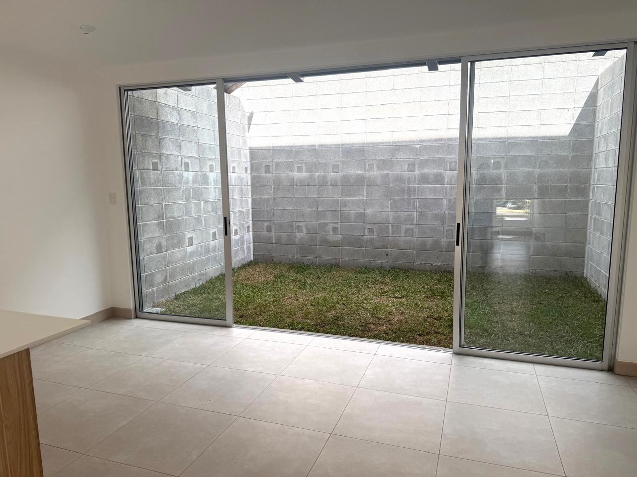 Casa En Alquiler En Condominio de Santo Domingo de Heredia, Para Estrenar y Con Patio. Código 147767