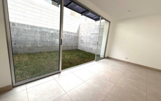 Casa En Alquiler En Condominio de Santo Domingo de Heredia, Para Estrenar y Con Patio. Código 147767