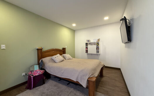 Moderna Casa de 2 Plantas con 5 Habitaciones, en San Isidro de Coronado COD 148751