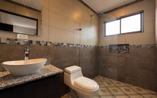 Moderna Casa de 2 Plantas con 5 Habitaciones, en San Isidro de Coronado COD 148751