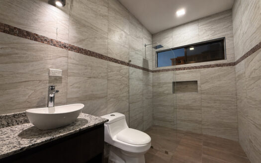 Moderna Casa de 2 Plantas con 5 Habitaciones, en San Isidro de Coronado COD 148751