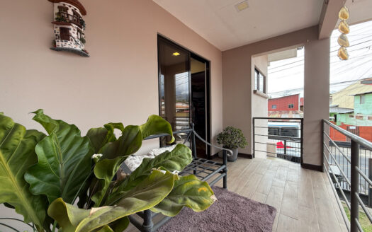 Moderna Casa de 2 Plantas con 5 Habitaciones, en San Isidro de Coronado COD 148751