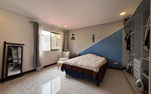 Moderna Casa de 2 Plantas con 5 Habitaciones, en San Isidro de Coronado COD 148751