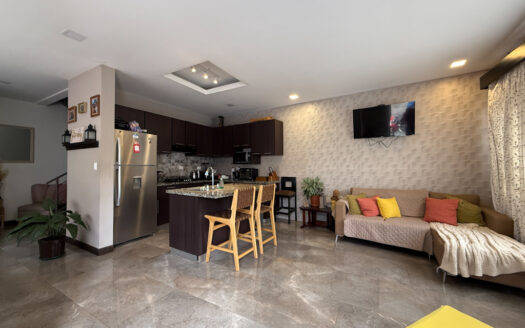 Moderna Casa de 2 Plantas con 5 Habitaciones, en San Isidro de Coronado COD 148751