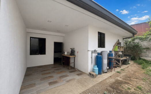 Moderna Casa de 2 Plantas con 5 Habitaciones, en San Isidro de Coronado COD 148751