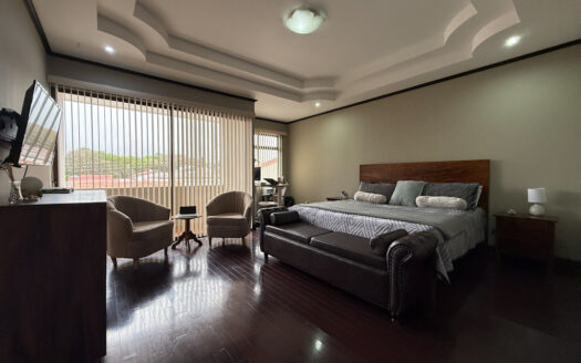 Moderna y Amplia Casa en Exclusivo Condominio en La Trinidad de Moravia COD 148235