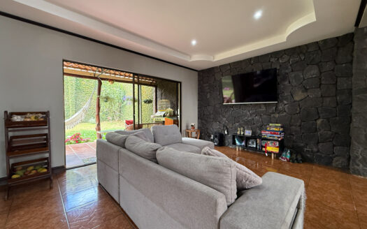 Moderna y Amplia Casa en Exclusivo Condominio en La Trinidad de Moravia COD 148235