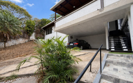 Hermosa Casa en Residencial Seguro, Cerca del Centro Comercial de Guadalupe, Goicoechea COD 147785