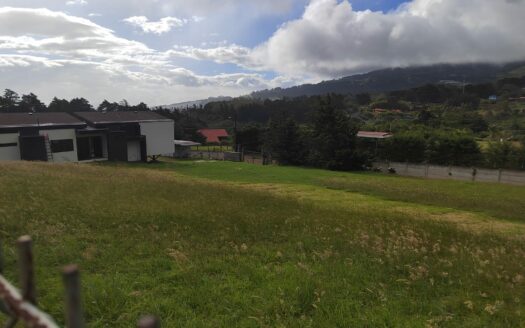 Hermoso y amplio lote de 750 m2 con espectaculares vistas en exclusivo condominio en Poás de Alajuela a precio de OPORTUNIDAD! COD. 148134