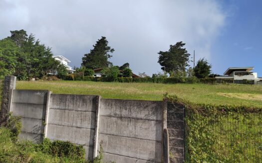 Hermoso y amplio lote de 750 m2 con espectaculares vistas en exclusivo condominio en Poás de Alajuela a precio de OPORTUNIDAD! COD. 148134